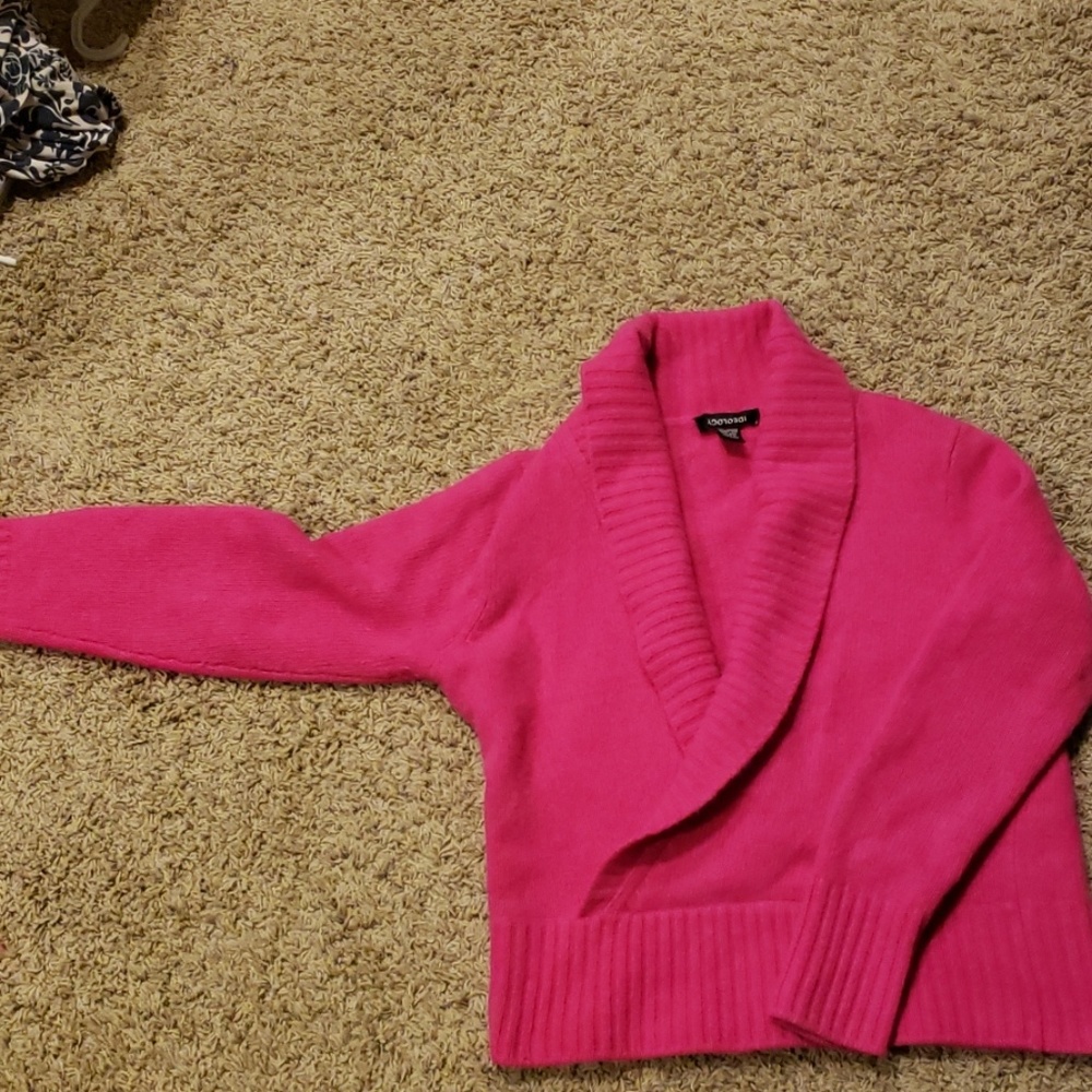 Adorable pink sweater. Not quite cropped